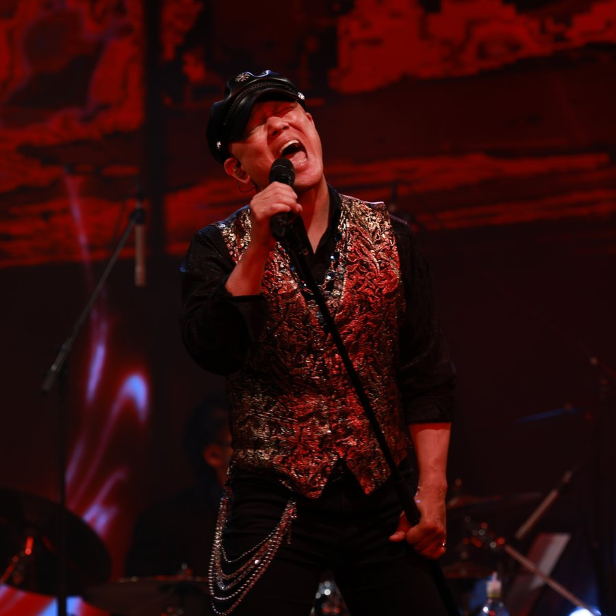 鴨頭嘉人氏 熱唱